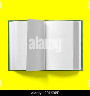 Zurück zur Schule Konzept, Hardcover dunkelgrünes Buch Mitte wird isoliert auf Gelb. Stockfoto