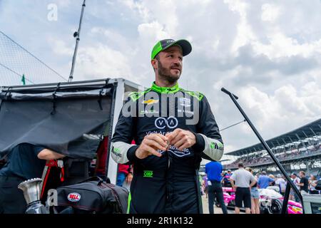 Indianapolis, USA. 13. Mai 2023. DER INDYCAR-Fahrer AGUSTIN HUGO CANAPINO (R) (78) aus Arrecifes, Argentinien, bereitet sich auf das Rennen um den GMR Grand Prix auf dem Indianapolis Motor Speedway in Indianapolis IN vor. (Kreditbild: © Walter G. Arce Sr./ZUMA Press Wire) NUR REDAKTIONELLE VERWENDUNG! Nicht für den kommerziellen GEBRAUCH! Stockfoto