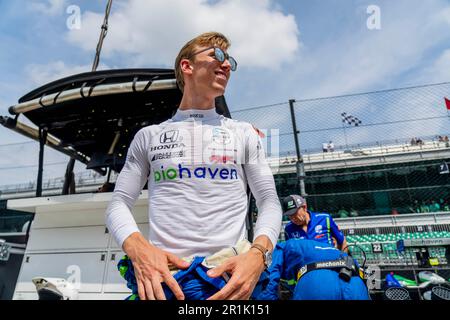 Indianapolis, USA. 13. Mai 2023. INDYCAR-Fahrer STING RAY ROBB (R) (51) aus Payette, Idaho, bereitet sich auf das Rennen um den GMR Grand Prix auf dem Indianapolis Motor Speedway in Indianapolis IN Indianapolis vor. (Kreditbild: © Walter G. Arce Sr./ZUMA Press Wire) NUR REDAKTIONELLE VERWENDUNG! Nicht für den kommerziellen GEBRAUCH! Stockfoto