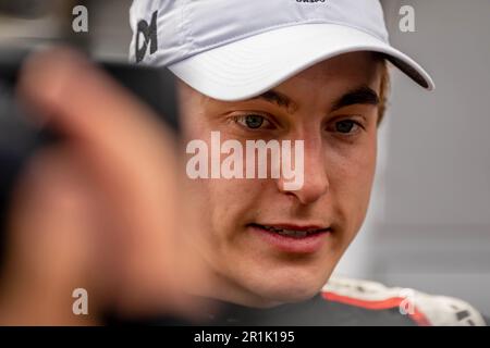 Indianapolis, USA. 13. Mai 2023. INDYCAR Driver, DAVID MALUKAS (18) aus Chicago, Illinois, beantwortet Fragen aus den Medien, nachdem er den GMR Grand Prix in Indianapolis, USA, ruiniert hat. (Kreditbild: © Walter G. Arce Sr./ZUMA Press Wire) NUR REDAKTIONELLE VERWENDUNG! Nicht für den kommerziellen GEBRAUCH! Stockfoto