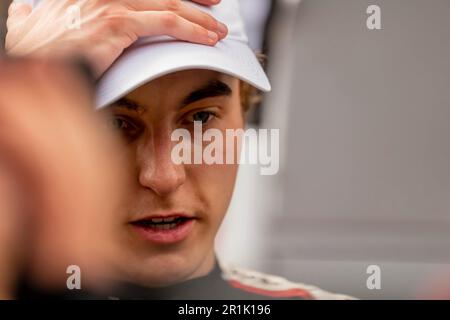 Indianapolis, USA. 13. Mai 2023. INDYCAR Driver, DAVID MALUKAS (18) aus Chicago, Illinois, beantwortet Fragen aus den Medien, nachdem er den GMR Grand Prix in Indianapolis, USA, ruiniert hat. (Kreditbild: © Walter G. Arce Sr./ZUMA Press Wire) NUR REDAKTIONELLE VERWENDUNG! Nicht für den kommerziellen GEBRAUCH! Stockfoto