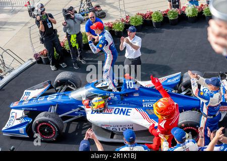 Indianapolis, USA. 13. Mai 2023. INDYCAR-Fahrer ALEX PALOU (10) aus Barcelona, Spanien, gewinnt den GMR Grand Prix auf dem Indianapolis Motor Speedway in Indianapolis, USA. (Kreditbild: © Walter G. Arce Sr./ZUMA Press Wire) NUR REDAKTIONELLE VERWENDUNG! Nicht für den kommerziellen GEBRAUCH! Stockfoto