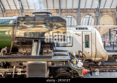 BR 'A3' 4-6-2 No. 60103 'Flying Scotsman' und Thameslink Class 700 Unit No. 700107, Kings Cross, London, UK Stockfoto