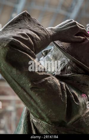 Statue von Sir John Betjeman, St. Pancras Station, London, Großbritannien Stockfoto