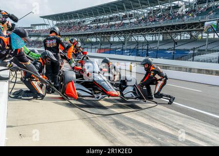 Indianapolis, USA. 13. Mai 2023. SANTINO FERRUCCI (14) aus Woodbury, Connecticut, bringt sein Auto während des GMR Grand Prix auf dem Indianapolis Motor Speedway in Indianapolis IN Indianapolis in zur Inspektion. (Kreditbild: © Walter G. Arce Sr./ZUMA Press Wire) NUR REDAKTIONELLE VERWENDUNG! Nicht für den kommerziellen GEBRAUCH! Stockfoto