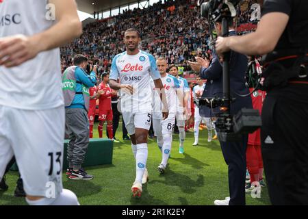 Monza, Italien. 14. Mai 2023. Juan Jesus von SSC Napoli reagiert, als er eine Ehrenwache passiert, bevor er im U-Power Stadium in Monza das Spiel der Serie A startet. Der Bildausdruck sollte lauten: Jonathan Moscrop/Sportimage Credit: Sportimage Ltd/Alamy Live News Stockfoto