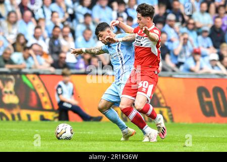 Coventry, Großbritannien. 14. Mai 2023Hayden Hackney (30 Middlesbrough) herausgefordert von Gustavo Hamer (38 Coventry City) während der Sky Bet Championship Play Off Semi Final 1. Leg zwischen Coventry City und Middlesbrough in der Coventry Building Society Arena, Coventry am Sonntag, 14. Mai 2023. (Foto: Kevin Hodgson | MI News) Guthaben: MI News & Sport /Alamy Live News Stockfoto