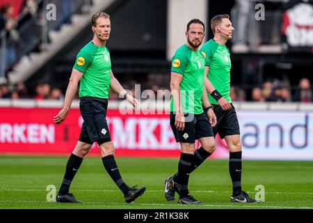 Alkmaar, Niederlande. 14. Mai 2023. ALKMAAR, NIEDERLANDE - MAI 14: Schiedsrichter Marco Ribbink, Schiedsrichter Edwin van de Graaf, Schiedsrichter Sjoerd Nanninga während des niederländischen Eredivisie-Spiels zwischen AZ und FC Emmen im AFAS-Stadion am 14. Mai 2023 in Alkmaar, Niederlande (Foto von Patrick Goosen/Orange Pictures) Guthaben: Orange Pics BV/Alamy Live News Stockfoto