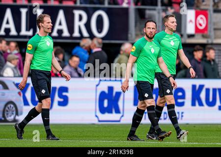 Alkmaar, Niederlande. 14. Mai 2023. ALKMAAR, NIEDERLANDE - MAI 14: Schiedsrichter Marco Ribbink, Schiedsrichter Edwin van de Graaf, Schiedsrichter Sjoerd Nanninga während des niederländischen Eredivisie-Spiels zwischen AZ und FC Emmen im AFAS-Stadion am 14. Mai 2023 in Alkmaar, Niederlande (Foto von Patrick Goosen/Orange Pictures) Guthaben: Orange Pics BV/Alamy Live News Stockfoto