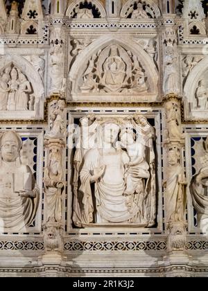 Arezzo Kathedrale Presbyterium Bogen von Saint Donatus Vorderansicht Detail der Jungfrau und Kind Stockfoto