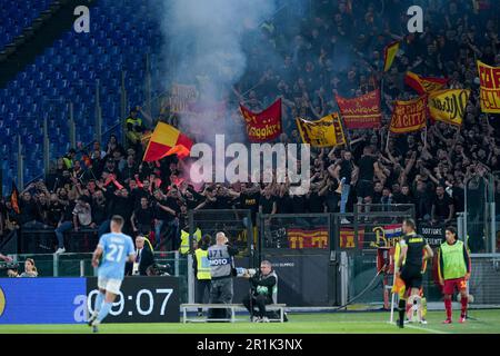 Rom, Italien. 12. Mai 2023. Fans von US Lecce während des Spiels der Serie A zwischen Latium und Lecce am 12. Mai 2023 im Stadio Olimpico, Rom, Italien. Kredit: Giuseppe Maffia/Alamy Live News Stockfoto