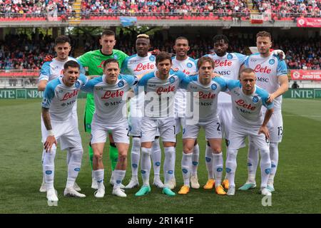 Monza, Italien. 14. Mai 2023. Die SSC Napoli, die elf beginnen, stellen sich vor dem Anstoß für ein Teamfoto auf, hintere Reihe ( L bis R ); Eljif Elmas, Pierluigi Gollini, Victor Osimhen, Juan Jesus, Andre Anguissa und Amir Rrahmani in der ersten Reihe ( L bis R ); Mathias Olivera, Piotr Zielinski, Bartosz Bereszynski, Alessio Zerbin und Stanislav Lobotka im Spiel der Serie A im U-Power Stadium in Monza. Der Bildausdruck sollte lauten: Jonathan Moscrop/Sportimage Credit: Sportimage Ltd/Alamy Live News Stockfoto