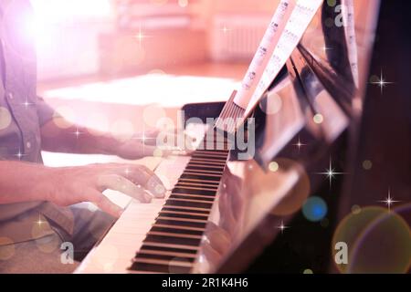 Ein Mann, der drinnen Klavier spielt, Nahaufnahme. Weihnachtsmusik Stockfoto
