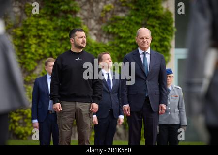 Berlin, Deutschland. 14. Mai 2023. Bundeskanzler Olaf Scholz (R) trifft am 14. Mai 2023 in Berlin mit dem ukrainischen Präsidenten Wolodymyr Zelensky (L) zusammen. Der ukrainische Präsident Zelensky besucht Deutschland zum ersten Mal seit Beginn der russischen Invasion im Februar letzten Jahres. Foto: Pressestelle des ukrainischen Präsidenten/UPI Credit: UPI/Alamy Live News Stockfoto