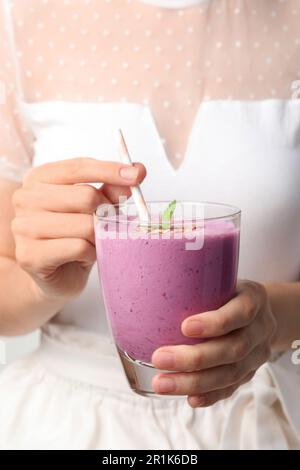 Frau mit einem Glas köstlichem BrombeerSmoothie, Nahaufnahme Stockfoto