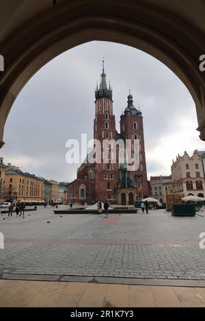 Blick in Richtung St. Marys Basilika von den Bögen der Tuchhalle. Krakau, Polen, Europa. Stockfoto