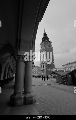 Schwarzweißbild des Rathausturms und des Tuchbogens in Krakau, Polen, Europa. Stockfoto