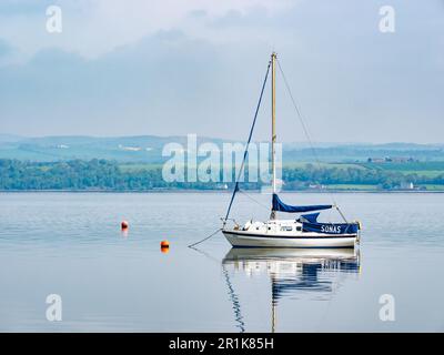 Segelboot im ruhigen, ruhigen Wasser am sonnigen Tag, Firth of Forth, Schottland, Großbritannien Stockfoto