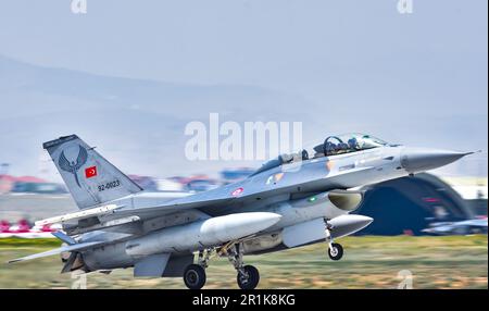 F-16D Fighting Falcon startet Konya Anatolian Eagle Exercises (92-0023) von 191 Filo Hancer „Dolch“ auf Konya 3. Hauptdüse 132. Geschwader Stockfoto