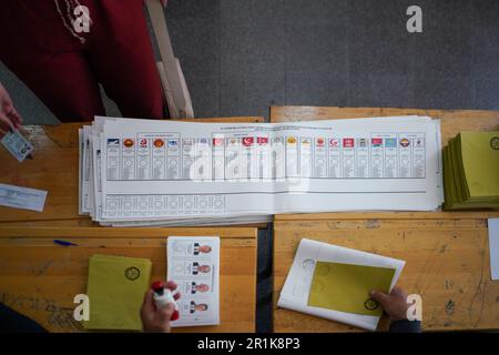 Ankara, Türkei. 14. Mai 2023. Stimmzettel, die während der Wahl auf einem Tisch lagen. Das Wahlverfahren für die Bürger hat an der Emlak Middle School für die Wahl des 13. Präsidenten und der Abgeordneten, die in die neue Wahlperiode der Großen Türkischen Nationalversammlung eintreten werden, begonnen. Die Abstimmungen in der Türkei werden am 14. Mai von 8 bis 5 Uhr fortgesetzt. Kredit: SOPA Images Limited/Alamy Live News Stockfoto