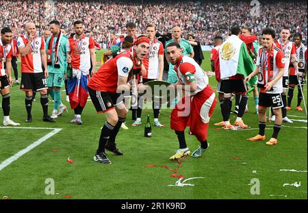 ROTTERDAM - Orkun Kokcu und Jacob Rasmussen mit der Meisterschaftsbowl nach dem niederländischen Premier-League-Spiel zwischen Feyenoord und Go ahead Eagles im Feyenoord Stadion de Kuip am 14. Mai 2023 in Rotterdam, Niederlande. ANP OLAF KRAAK Stockfoto