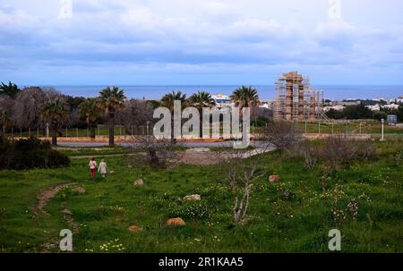 Die Überreste der Säulen des antiken heidnischen Tempels Apollo auf der Insel Rhodos. Drei Säulen des Tempels im Restaurierungsgerüst Stockfoto