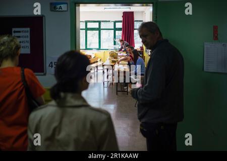 Ankara, Türkei. 14. Mai 2023. Die Leute warten darauf, ihre Stimmen in einem Wahllokal abzugeben. Das Wahlverfahren für die Bürger hat an der Emlak Middle School für die Wahl des 13. Präsidenten und der Abgeordneten, die in die neue Wahlperiode der Großen Türkischen Nationalversammlung eintreten werden, begonnen. Die Abstimmungen in der Türkei werden am 14. Mai von 8 bis 5 Uhr fortgesetzt. (Foto: Tunahan Turhan/SOPA Images/Sipa USA) Guthaben: SIPA USA/Alamy Live News Stockfoto