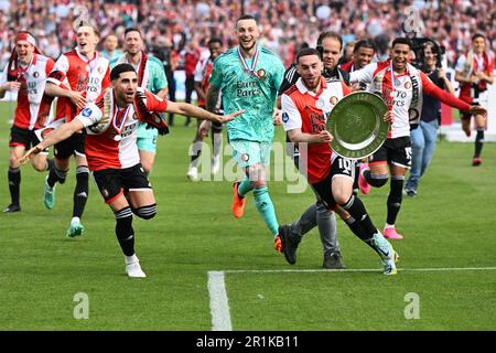ROTTERDAM - Orkun Kokcu ALIREZA JAHANBAKHSH mit der Meisterschaftsbowl nach dem niederländischen Premier-League-Spiel zwischen Feyenoord und Go ahead Eagles im Feyenoord Stadion de Kuip am 14. Mai 2023 in Rotterdam, Niederlande. ANP OLAF KRAAK Stockfoto