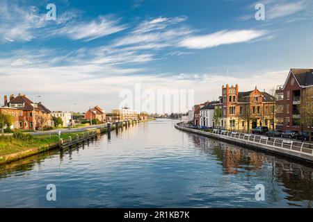 Malerischer Blick auf den kanalisierten Fluss Gouwe in der Stadt Waddinxveen, in der Nähe von Gouda, Holland Stockfoto