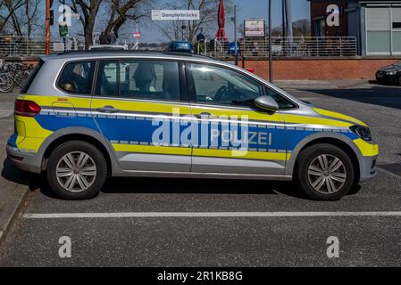 Hamburg, Deutschland - 04 17 2023: Seitenansicht eines abgestellten deutschen Polizeiwagens in hamburg. Stockfoto