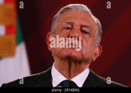 Mexiko-Stadt, Mexiko. 12. Mai 2023. Mexikos Präsident, Andres Manuel Lopez Obrador, verspeist sich während seiner morgendlichen Briefing-Konferenz im Nationalpalast. Am 12. Mai 2023 in Mexiko-Stadt, Mexiko. (Kreditbild: © Carlos Santiago/Eyepix via ZUMA Press Wire) NUR REDAKTIONELLE VERWENDUNG! Nicht für den kommerziellen GEBRAUCH! Stockfoto