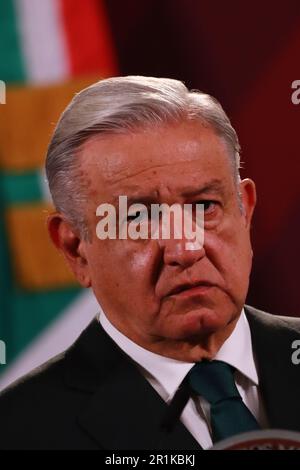 Mexiko-Stadt, Mexiko. 12. Mai 2023. Mexikos Präsident, Andres Manuel Lopez Obrador, verspeist sich während seiner morgendlichen Briefing-Konferenz im Nationalpalast. Am 12. Mai 2023 in Mexiko-Stadt, Mexiko. (Kreditbild: © Carlos Santiago/Eyepix via ZUMA Press Wire) NUR REDAKTIONELLE VERWENDUNG! Nicht für den kommerziellen GEBRAUCH! Stockfoto