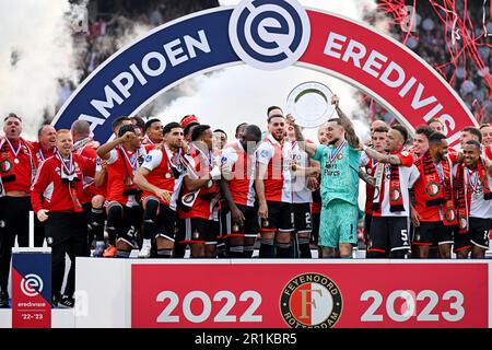 ROTTERDAM - die Meisterschaftsbowl ist für Feyenoord nach dem niederländischen Premier-League-Spiel zwischen Feyenoord und Go-ahead Eagles im Feyenoord Stadion de Kuip am 14. Mai 2023 in Rotterdam, Niederlande. ANP OLAF KRAAK Stockfoto
