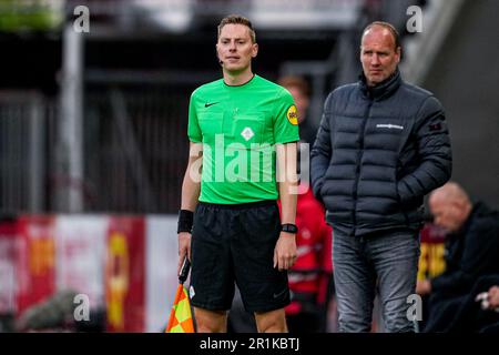 Alkmaar, Niederlande. 14. Mai 2023. ALKMAAR, NIEDERLANDE - MAI 14: Schiedsrichter Marco Ribbink während des niederländischen Eredivisie-Spiels zwischen AZ und dem FC Emmen im AFAS-Stadion am 14. Mai 2023 in Alkmaar, Niederlande (Foto von Patrick Goosen/Orange Pictures). Guthaben: Orange Pics BV/Alamy Live News Stockfoto