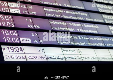 Nürnberg, Deutschland. 14. Mai 2023. EVG-Streik durch Vergleich abgewendet. Dennoch sind Einschränkungen auf einer Anzeigetafel im Nürnberger Hauptbahnhof vermerkt. Der geplante 50-Stunden-Warnstreik in der Deutschen Bahn wurde am Samstag (Mai 13) abgesagt. Die Deutsche Bahn und die Eisenbahn- und Verkehrsunion (EVG) hatten sich vor dem Arbeitsgericht in Frankfurt am Main auf einen Vergleich geeinigt. Kredit: Daniel Karmann/dpa/Alamy Live News Stockfoto