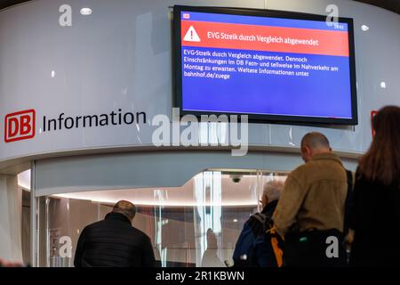 Nürnberg, Deutschland. 14. Mai 2023. „EVG Strike Averted by Settlement“ steht auf einem Bildschirm im Nürnberger Hauptbahnhof. Der geplante 50-Stunden-Warnstreik bei der Deutschen Bahn wurde am Samstag (13. Mai) abgesagt. Die Deutsche Bahn und die Eisenbahn- und Verkehrsgewerkschaft (EVG) hatten sich auf einen Vergleich vor dem Arbeitsgericht in Frankfurt am Main geeinigt. Kredit: Daniel Karmann/dpa/Alamy Live News Stockfoto