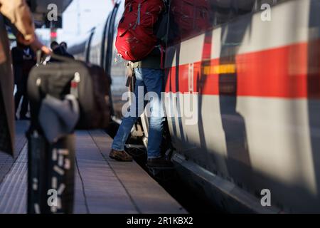 Nürnberg, Deutschland. 14. Mai 2023. Reisende stehen mit Gepäck an einem EISZUG auf dem Bahnsteig am Hauptbahnhof Nürnberg. Der geplante 50-Stunden-Warnstreik bei der Deutschen Bahn wurde am Samstag (13. Mai) abgesagt. Die Deutsche Bahn und die Eisenbahn- und Verkehrsunion (EVG) hatten sich vor dem Arbeitsgericht in Frankfurt am Main auf einen Vergleich geeinigt. Kredit: Daniel Karmann/dpa/Alamy Live News Stockfoto