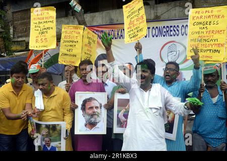 Kalkutta, Indien. 13. Mai 2023. Kongressarbeiter feiern den Sieg der Partei bei den Wahlen zur Karnataka-Versammlung. Am 13. Mai 2023 in Kalkutta. Indien. (Kreditbild: © Saikat Paul/Eyepix via ZUMA Press Wire) NUR REDAKTIONELLE VERWENDUNG! Nicht für den kommerziellen GEBRAUCH! Stockfoto