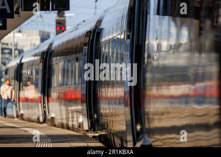 Nürnberg, Deutschland. 14. Mai 2023. Am Nürnberger Hauptbahnhof steht ein EISZUG auf dem Gleis. Der geplante 50-Stunden-Warnstreik bei der Deutschen Bahn wurde am Samstag (13. Mai) abgesagt. Die Deutsche Bahn und die Eisenbahn- und Verkehrsgewerkschaft (EVG) hatten sich vor dem Arbeitsgericht in Frankfurt am Main auf einen Vergleich geeinigt. Kredit: Daniel Karmann/dpa/Alamy Live News Stockfoto