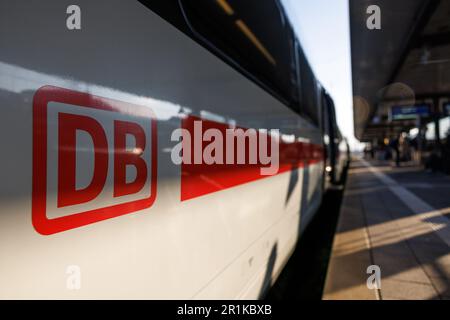 Nürnberg, Deutschland. 14. Mai 2023. Am Nürnberger Hauptbahnhof steht ein EISZUG auf dem Gleis. Der geplante 50-Stunden-Warnstreik bei der Deutschen Bahn wurde am Samstag (13. Mai) abgesagt. Die Deutsche Bahn und die Eisenbahn- und Verkehrsgewerkschaft (EVG) hatten sich vor dem Arbeitsgericht in Frankfurt am Main auf einen Vergleich geeinigt. Kredit: Daniel Karmann/dpa/Alamy Live News Stockfoto