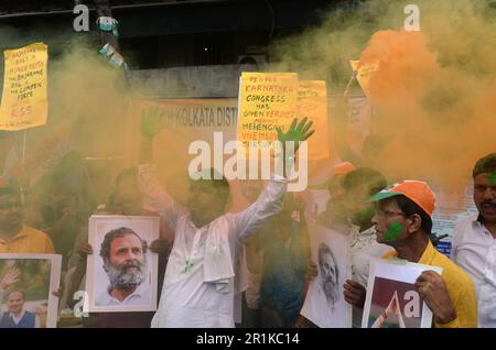 Kalkutta, Indien. 13. Mai 2023. Kongressarbeiter feiern den Sieg der Partei bei den Wahlen zur Karnataka-Versammlung. Am 13. Mai 2023 in Kalkutta. Indien. (Kreditbild: © Saikat Paul/Eyepix via ZUMA Press Wire) NUR REDAKTIONELLE VERWENDUNG! Nicht für den kommerziellen GEBRAUCH! Stockfoto