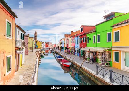 Burano, Venedig, Italien, farbenfrohe Häuser säumen einen Kanal auf der berühmten Laguneninsel Venedigs, die für ihre leuchtend bemalte Architektur bekannt ist. Stockfoto