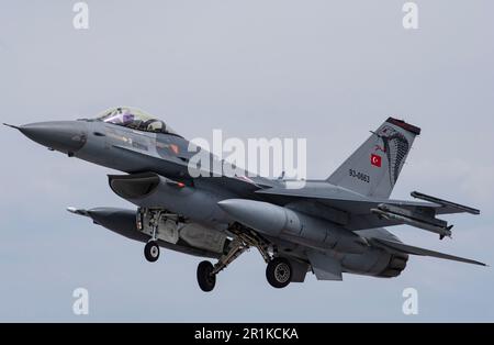 F-16C Block 40 Fighting Falcon startet Konya Anatolian Eagle Übungen (93-0663) von 191 Filo Hancer „Dolch“ in Konya 3. Hauptdüse 132. Geschwader Stockfoto