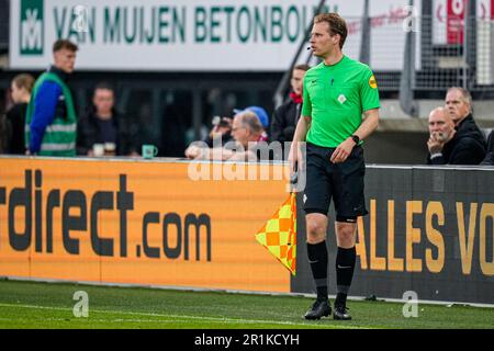 Alkmaar, Niederlande. 14. Mai 2023. ALKMAAR, NIEDERLANDE - MAI 14: Schiedsrichter Sjoerd Nanninga während des niederländischen Eredivisie-Spiels zwischen AZ und dem FC Emmen im AFAS-Stadion am 14. Mai 2023 in Alkmaar, Niederlande (Foto von Patrick Goosen/Orange Pictures). Guthaben: Orange Pics BV/Alamy Live News Stockfoto