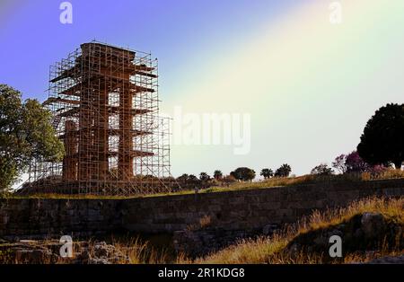 Die Überreste der Säulen des antiken heidnischen Tempels Apollo auf der Insel Rhodos. Drei Säulen des Tempels im Restaurierungsgerüst Stockfoto