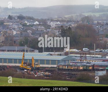 Stillgelegte Diesellokomotiven der Klasse 47 im Eisenbahndepot der Westküste, Carnforth, Lancashire 47194 (Verschrottung) und 47492 + 47776 Stockfoto