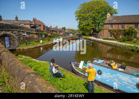 Canal Narrowboat vertäut am Peak Forest Canal an seiner Kreuzung mit dem Macclesfield-Kanal bei Marple in Greater Manchester Stockfoto