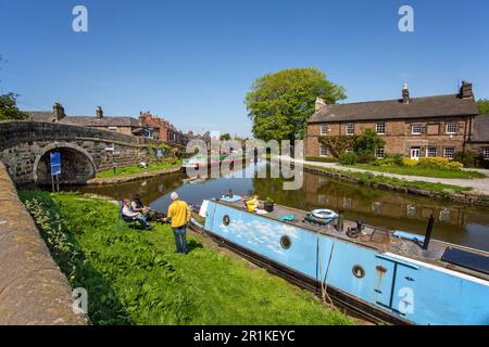 Canal Narrowboat vertäut am Peak Forest Canal an seiner Kreuzung mit dem Macclesfield-Kanal bei Marple in Greater Manchester Stockfoto