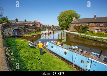 Das Kanalnarrowboat liegt am Peak Forest Canal an der Kreuzung mit dem Macclesfield Canal bei Marple in Cheshire Stockfoto