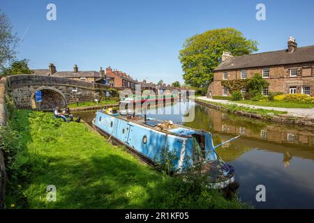 Canal Narrowboat vertäut am Peak Forest Canal an seiner Kreuzung mit dem Macclesfield-Kanal bei Marple in Greater Manchester Stockfoto